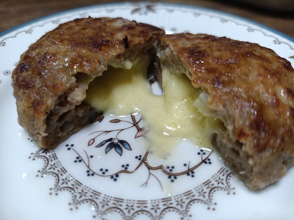 チーズinハンバーグの断面。チーズがとろけている