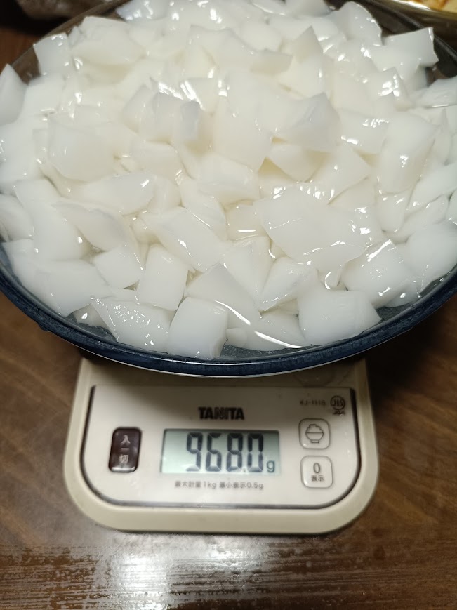 シロップごとお皿にあけたひし形杏仁豆腐