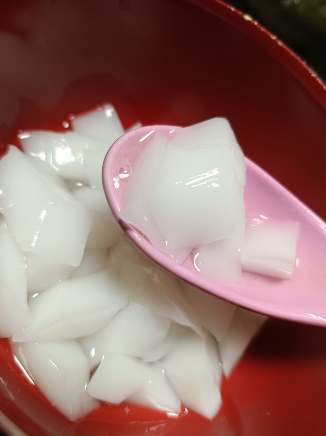スプーンですくったひし形杏仁豆腐
