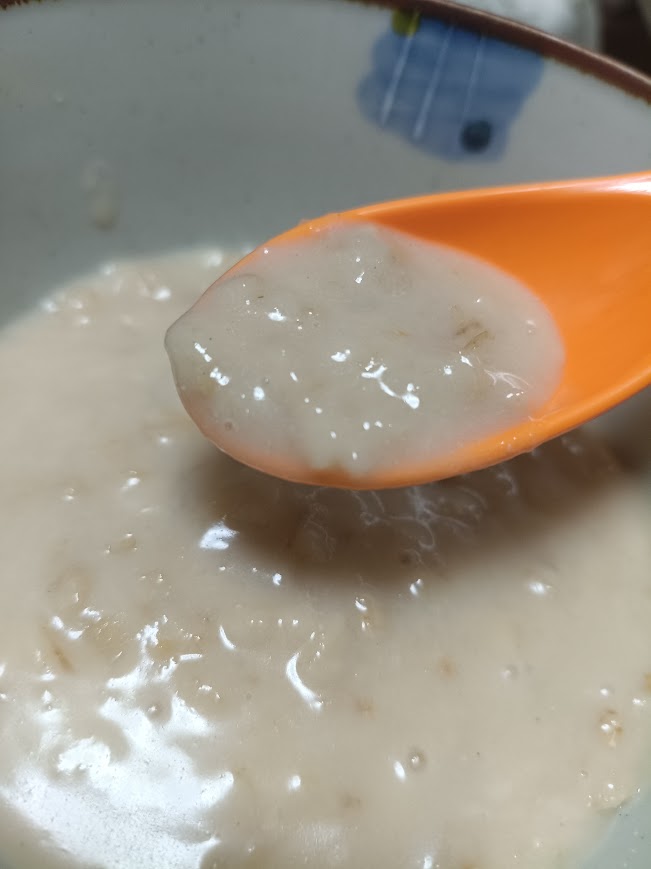 スプーンですくったチーズリゾット風オートミール