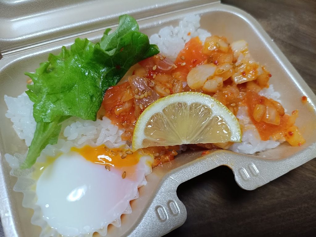 蓋を開けたヤオコーのやみつきポキ丼