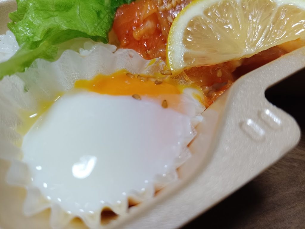 崩した半熟卵とヤオコーのやみつきポキ丼