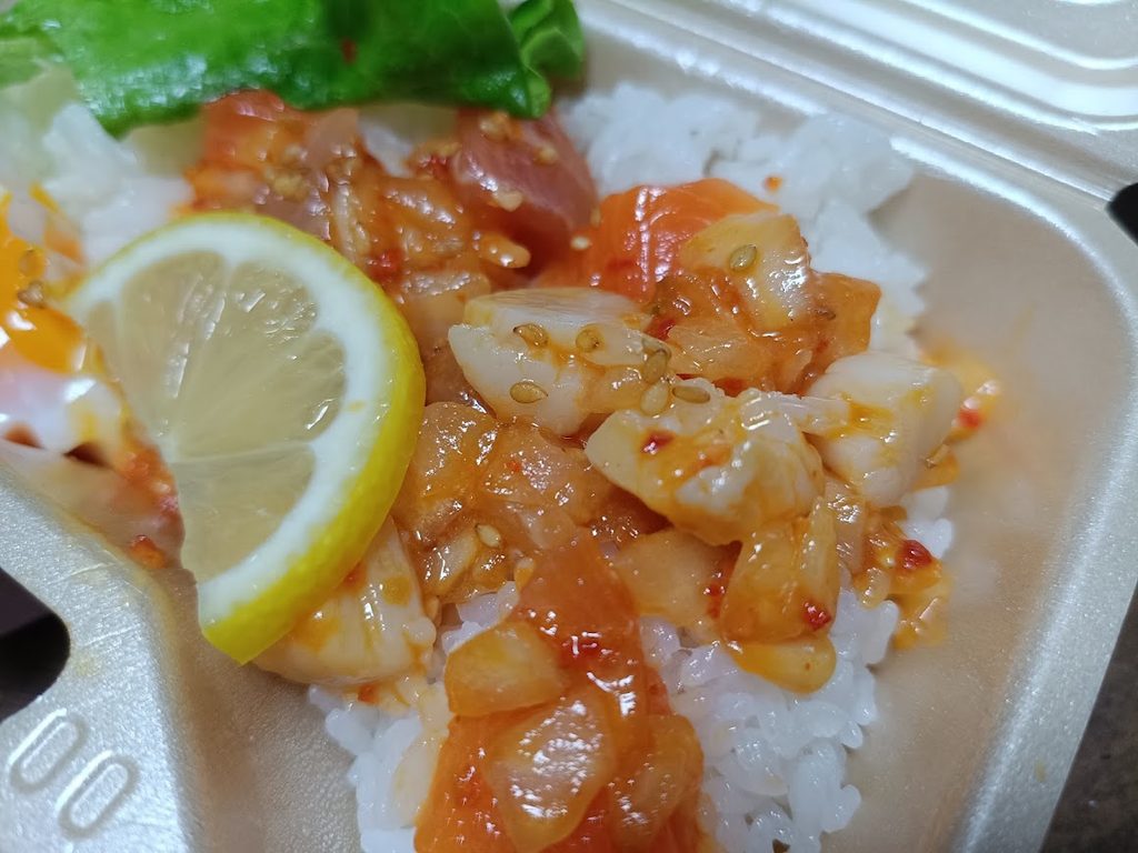 ヤオコーのやみつきポキ丼の中身(貝柱・サーモン・まぐろ)