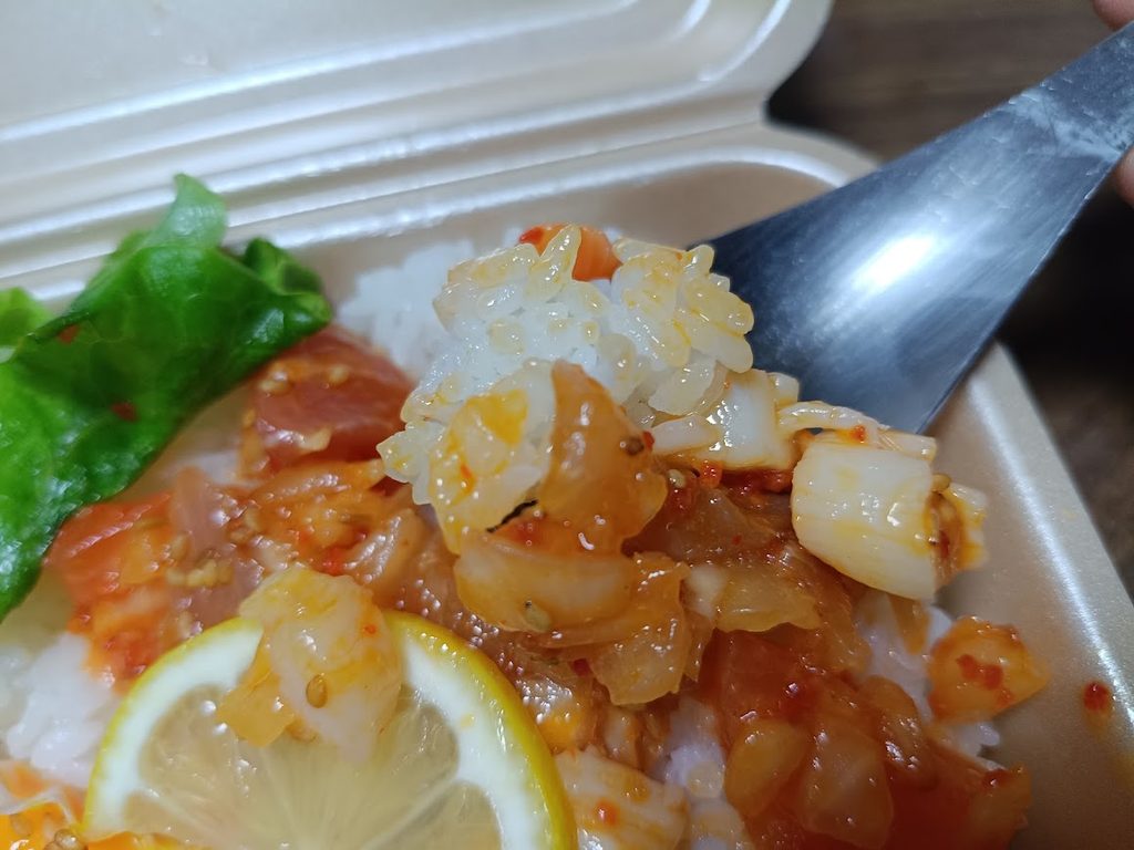 スプーンですくったヤオコーのやみつきポキ丼