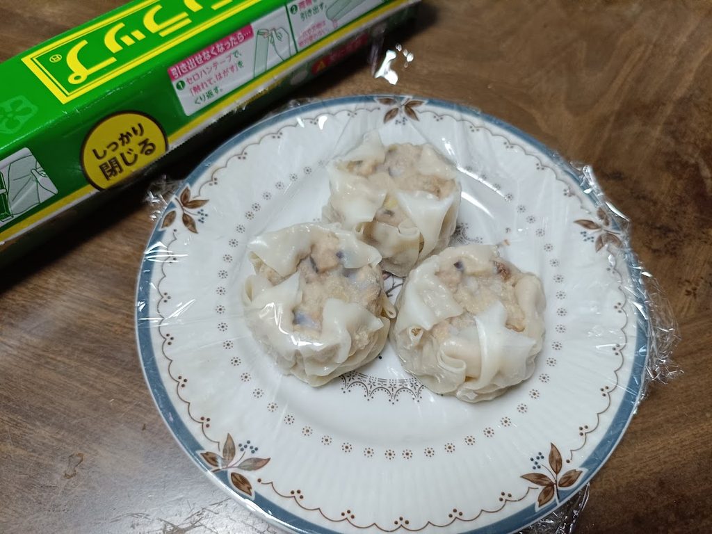 3個を皿に取りラップをかけたヤオコーの5品目の素材の焼売