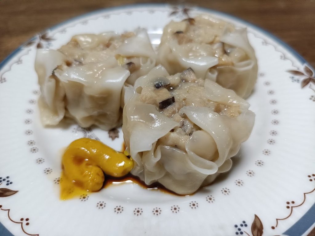 からしと醤油をつけたヤオコー本当に旨い5品目の素材の焼売