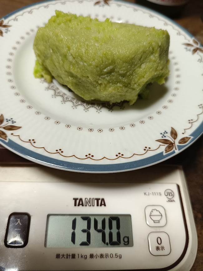 ずんだおはぎを計量する様子