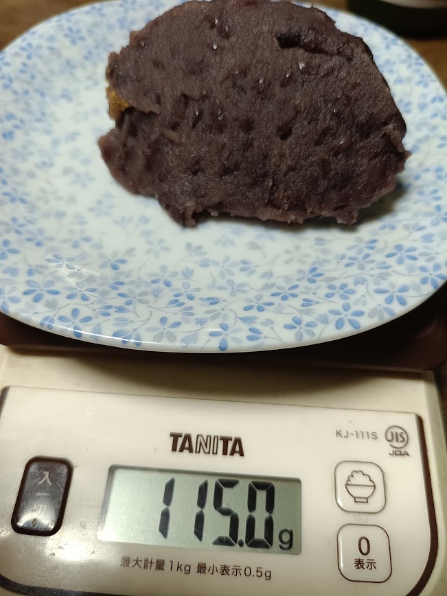 粒あんおはぎを計量する様子