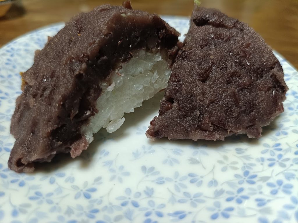 カットした粒あんおはぎの断面