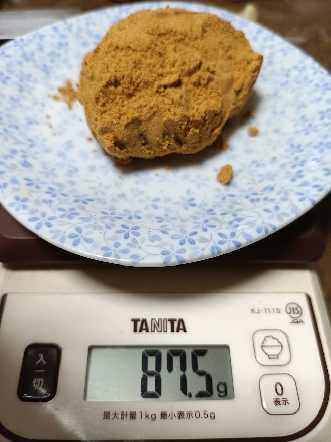 きなこおはぎを計量する様子
