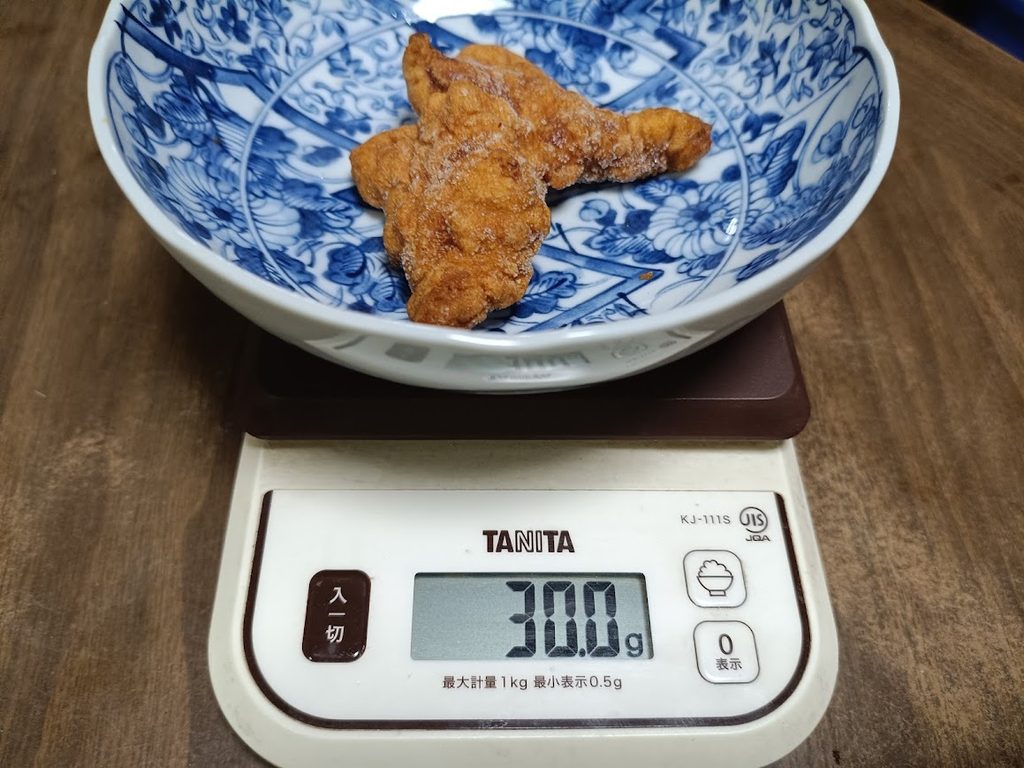 ヤオコー冷凍若鶏もも唐揚げを計量している様子(1個30.0g)