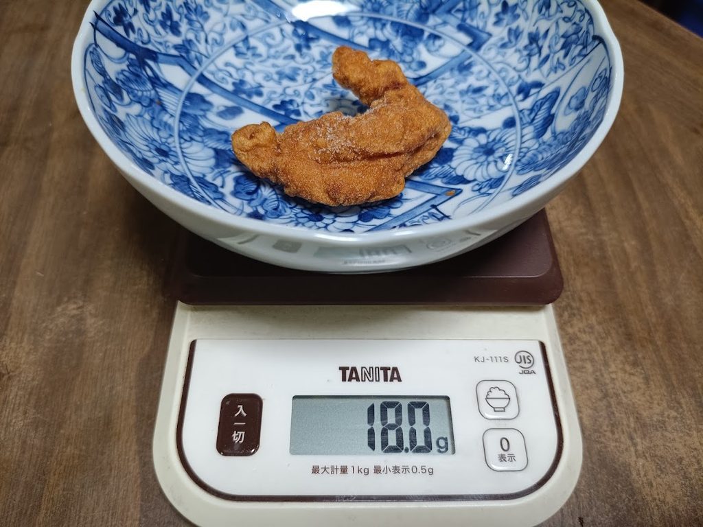 ヤオコー冷凍若鶏もも唐揚げを計量している様子(1個18.0g)