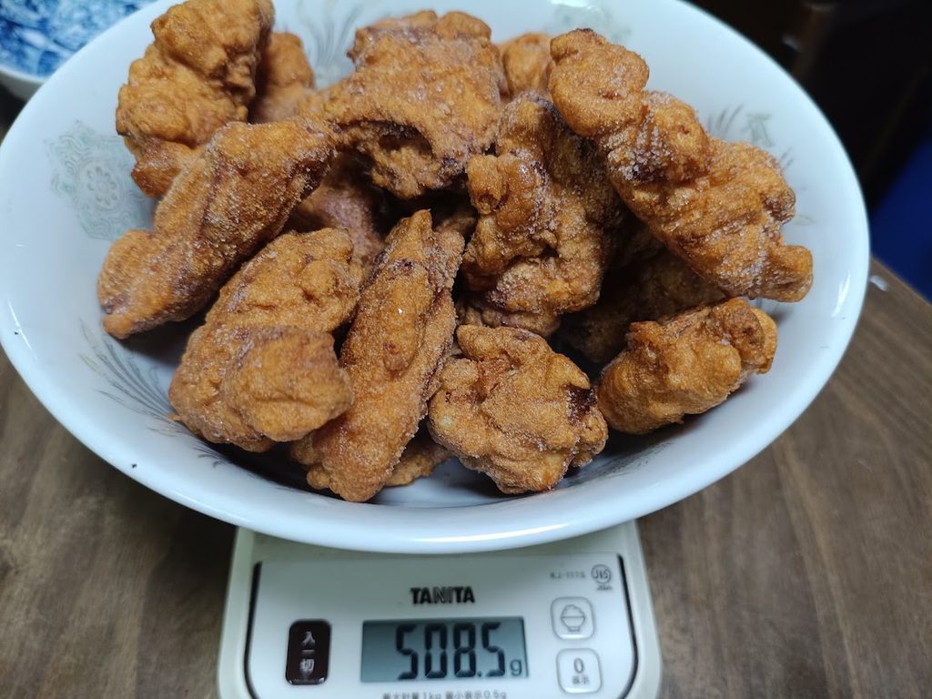ヤオコー冷凍若鶏もも唐揚げの中身を全てお皿に盛り付けて計量している様子(508.5g)