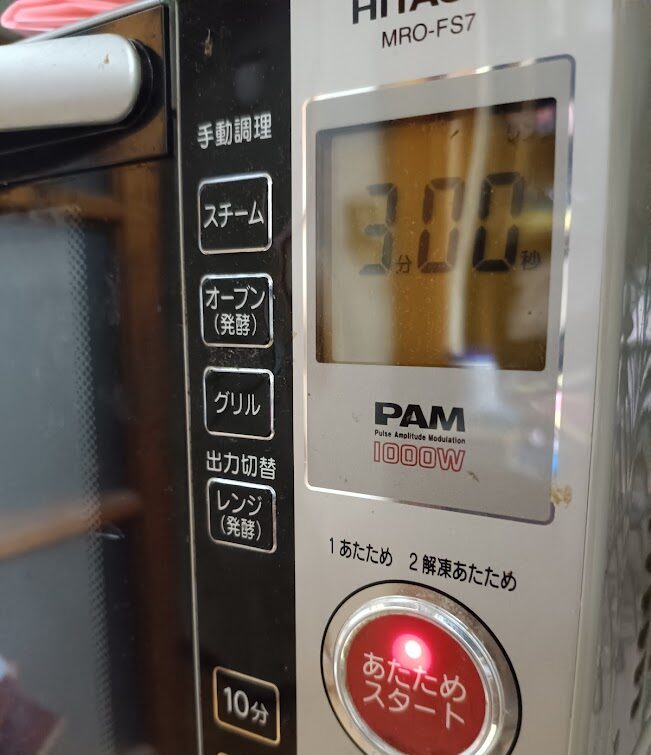 ヤオコー冷凍若鶏もも唐揚げを電子レンジで500W3分で設定している様子