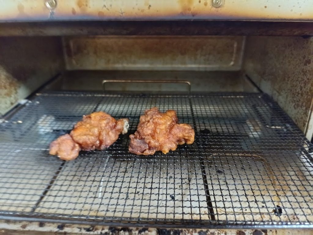 ヤオコー冷凍若鶏もも唐揚げをトースターで焼く前の様子