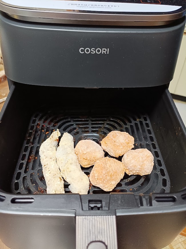 COSORIノンフライヤーのバスケットに入れたスパイシーチキンスティック(別商品のスパイシーミニフライドチキンと一緒に)