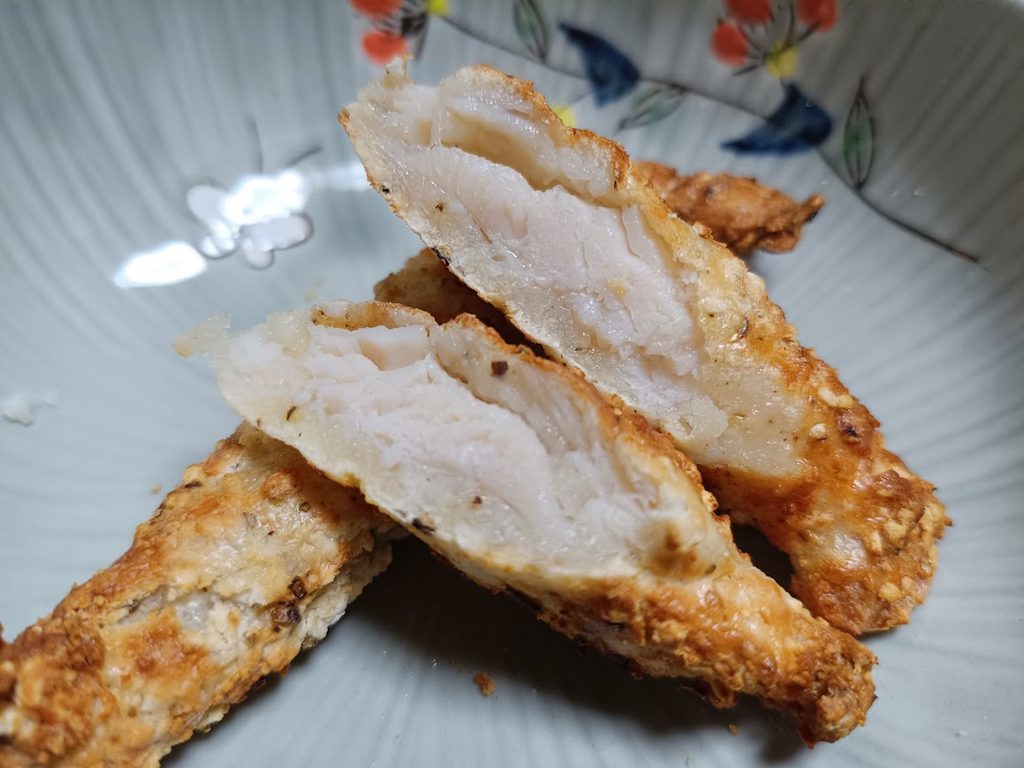 ノンフライヤーで調理したスパイシーチキンスティックの断面