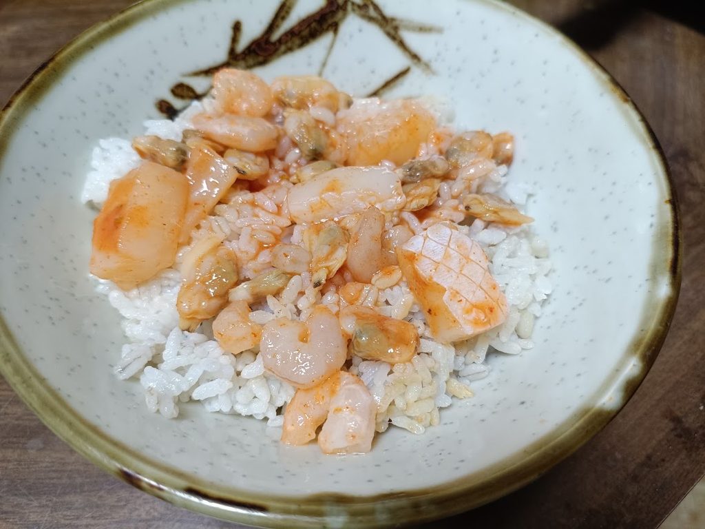シラチャーソースをかけたポキ丼風