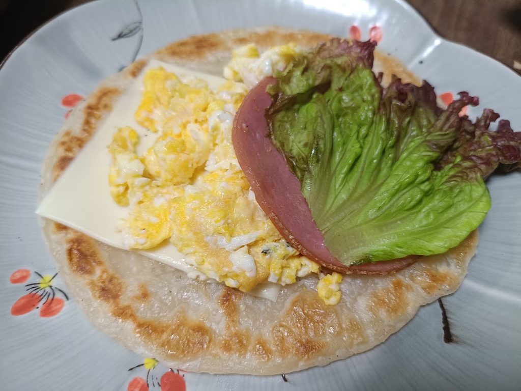 具材をのせた焼いたパラタ