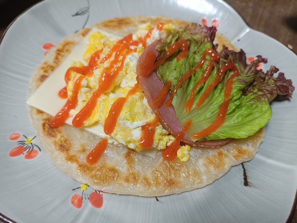 シラチャーソースをかけたパラタ