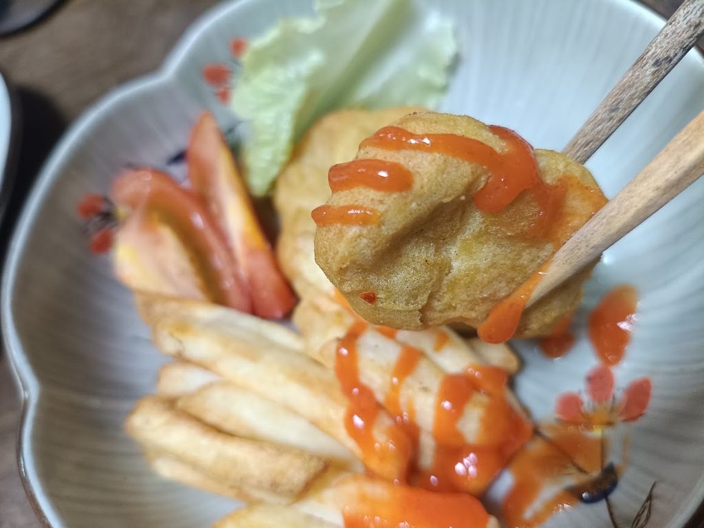シラチャーソースをかけたナゲット