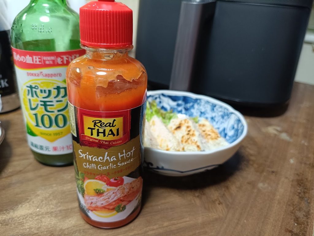 ポッカレモンのボトルと並べた業務スーパーのシラチャーソース(大きさ比較)