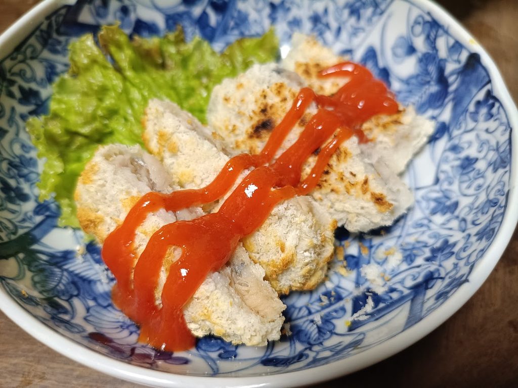 シラチャーソースをかけたまぐろカツ