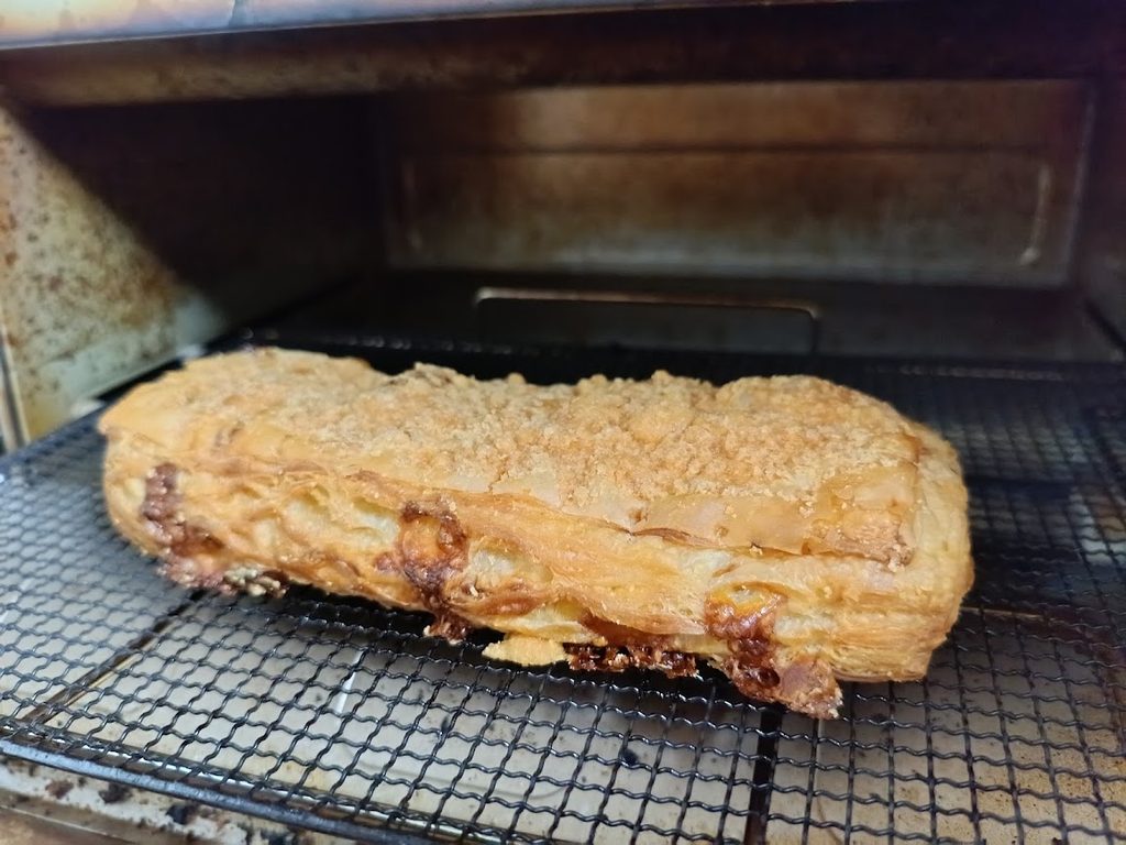 アラジンのトースターで焼いているチーズパフデニッシュ
