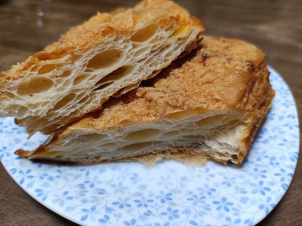 チーズパフデニッシュの断面