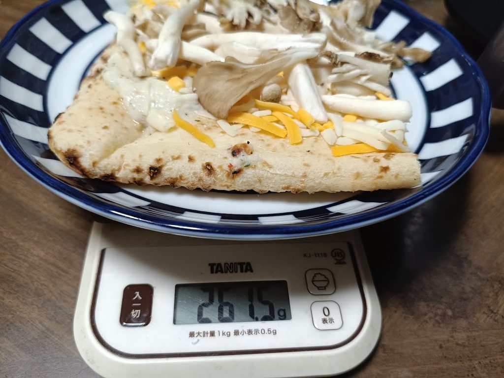 8等分した1切れをTANITAのスケールで計量(261.5g)