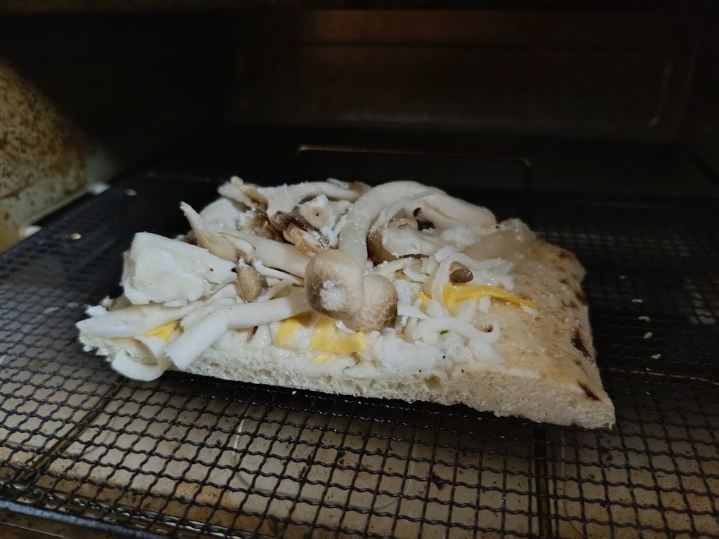 アラジンのトースターで焼いているきのこづくしピザ