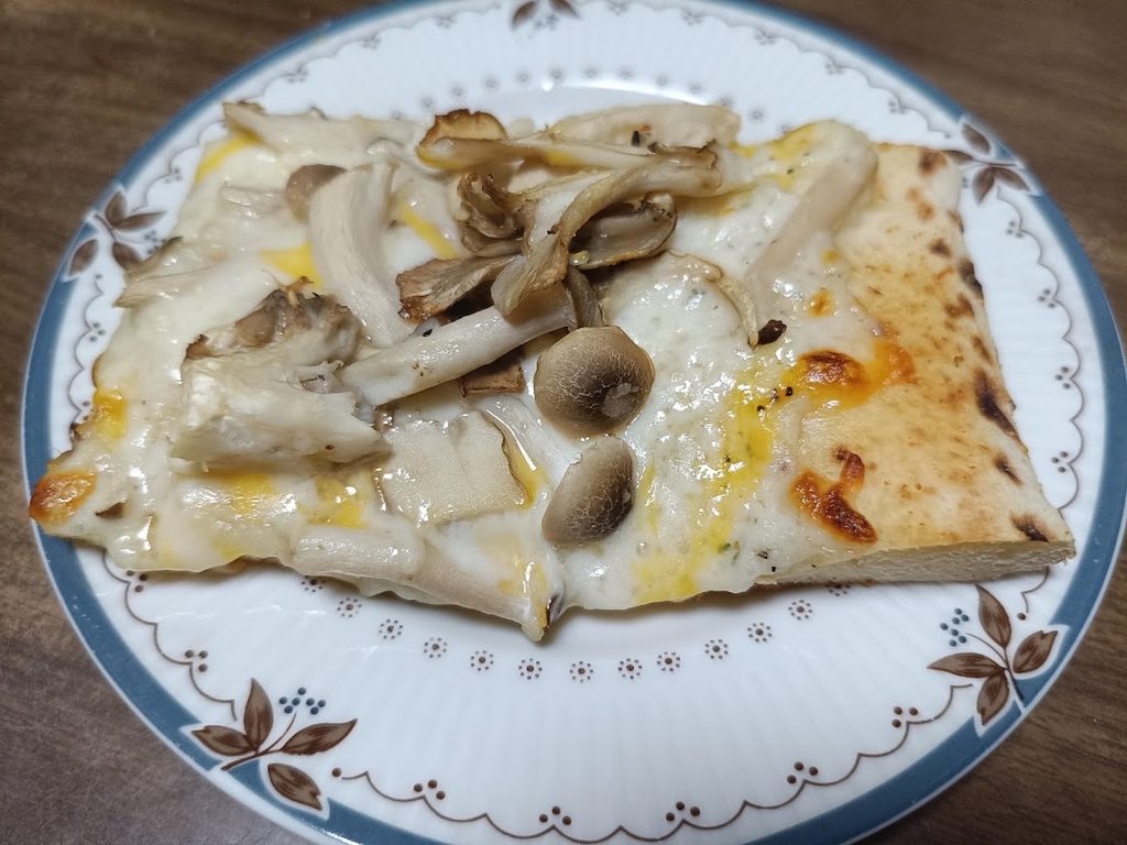 焼き上がって皿に盛ったきのこづくしピザ