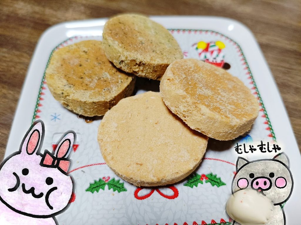 お皿にのせたおから100%クッキーと、うさ・ぶー