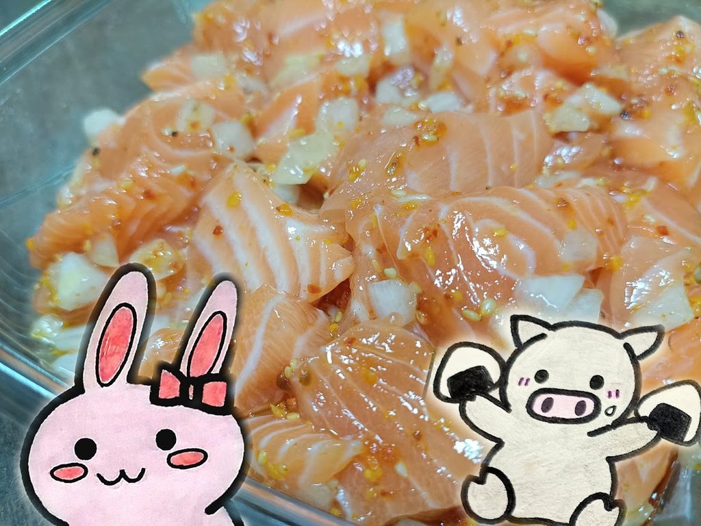 容器に入ったハワイアンサーモンポキと、うさ・ぶー