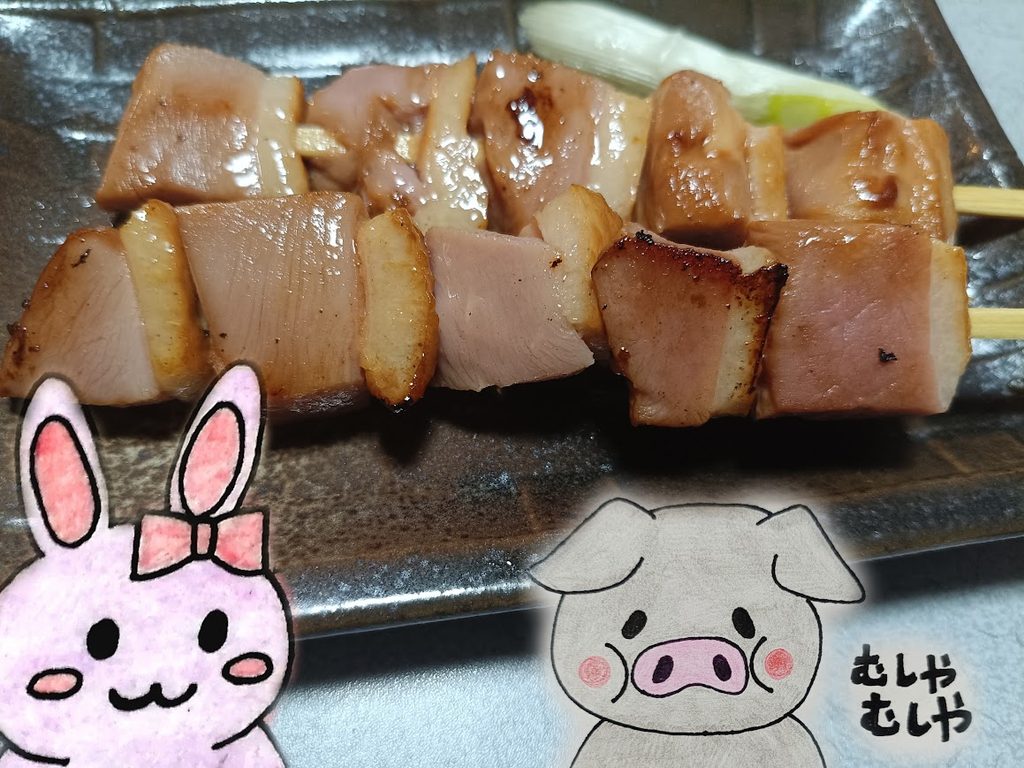 合鴨ステーキ串とネギを食べるうさとぶー