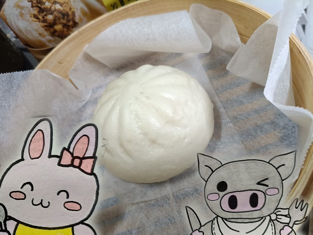 セイロに入った金の肉まんと、うさ・ぶー