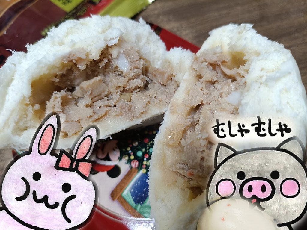 割った金の豚まんの断面と、うさ・ぶー