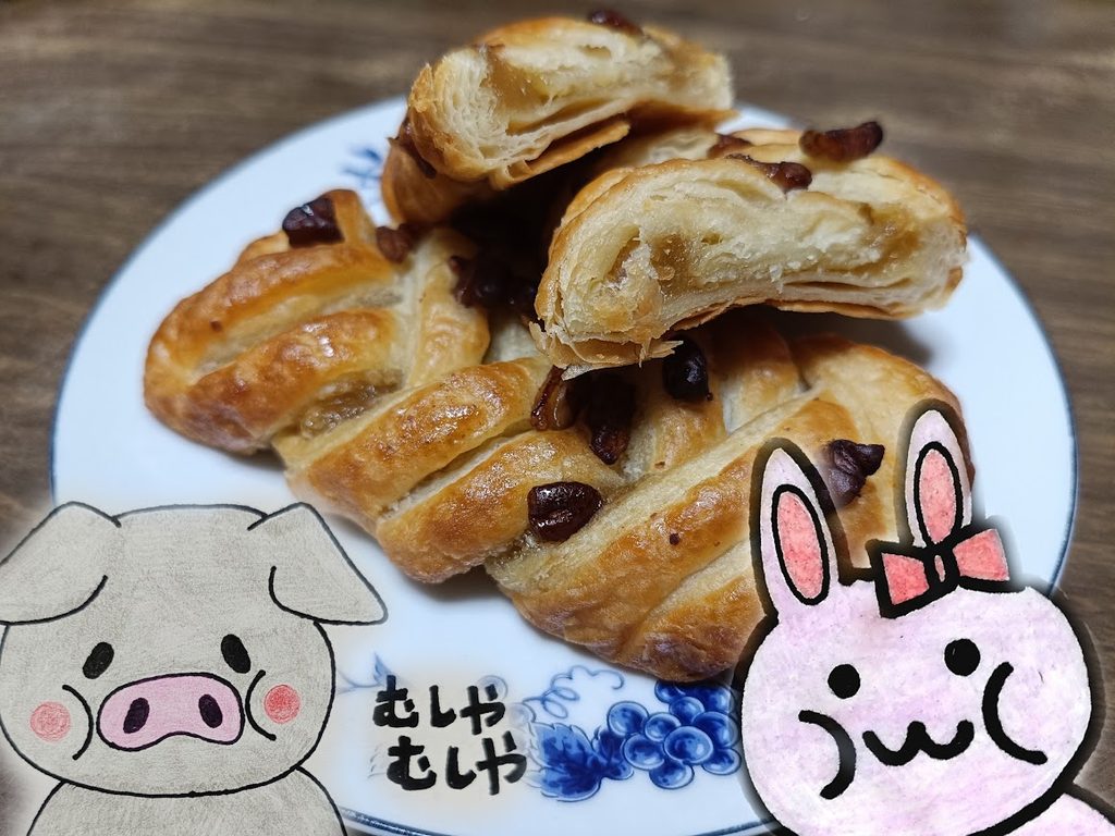 お皿にのせたメープルピーカンシュトルーデルと、うさ・ぶー