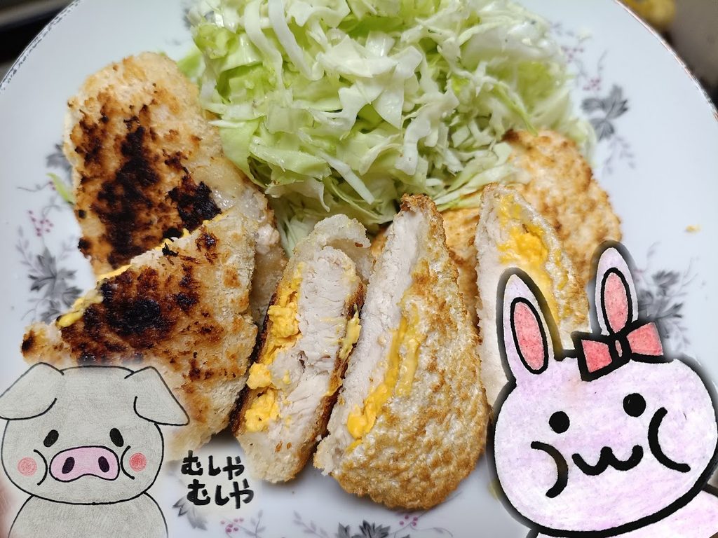 パッケージと焼いたチキンカツの断面、業務スーパーの看板、うさ・ぶー