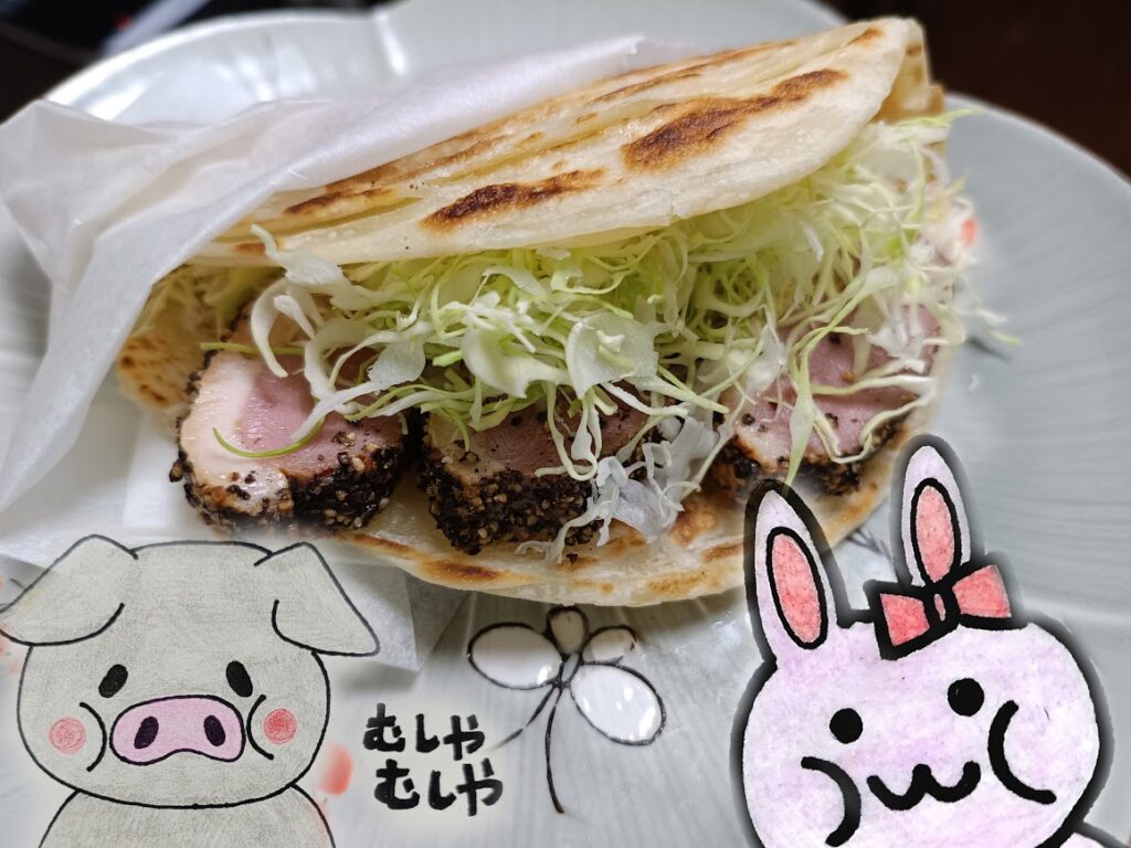 マラバルパラタと業務スーパーの看板、うさとぶーのコラボ画像