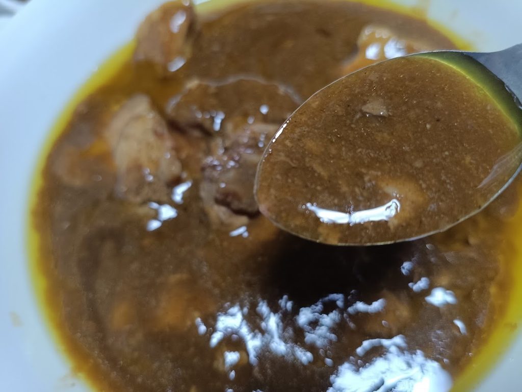 スプーンですくったやわらか角煮カレーのルウ