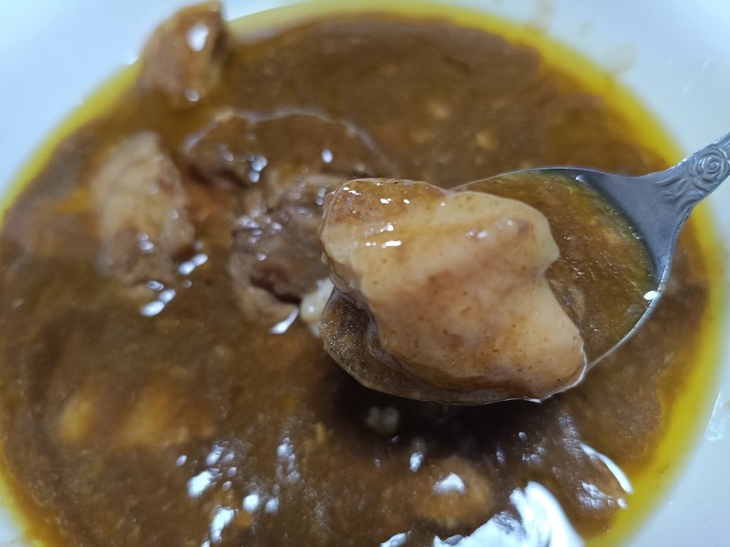 スプーンにのせた豚の角煮(白い脂身が見える)
