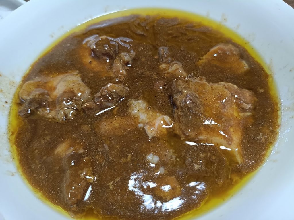 お皿に開けたやわらか角煮カレー(角煮がゴロゴロ入っている)