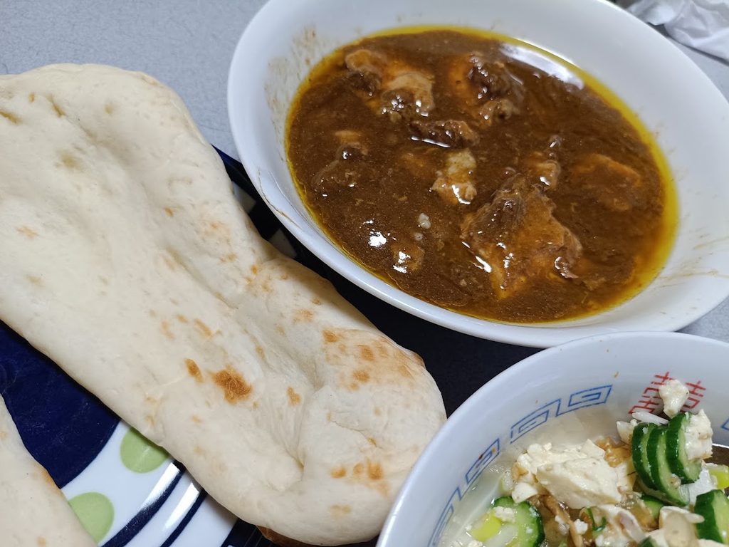 やわらか角煮カレーとナン、豆腐サラダ