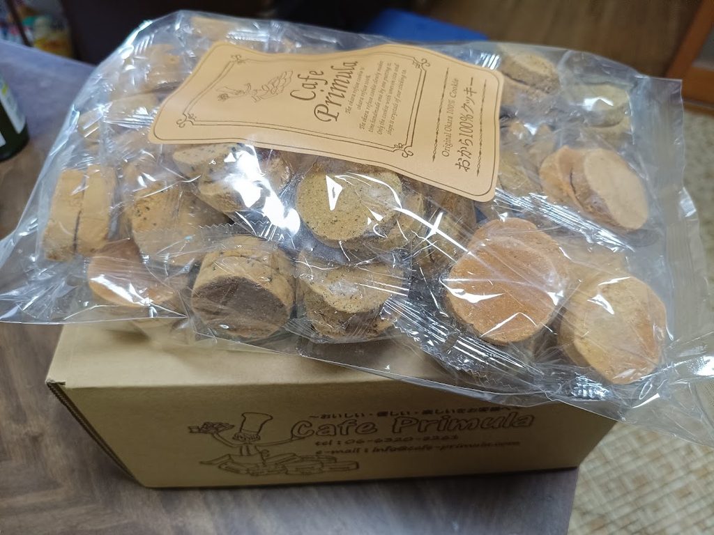 箱の上に置いたおから100%クッキーの袋