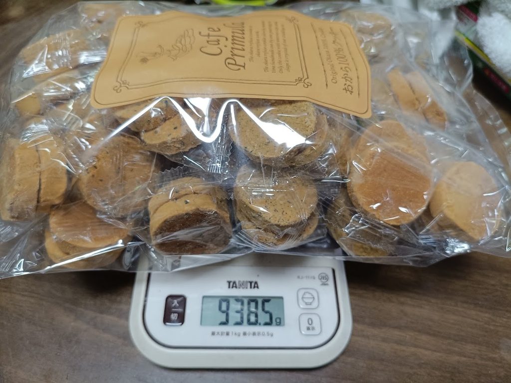 おから100%クッキーの袋をはかりに載せた様子(938.5g)