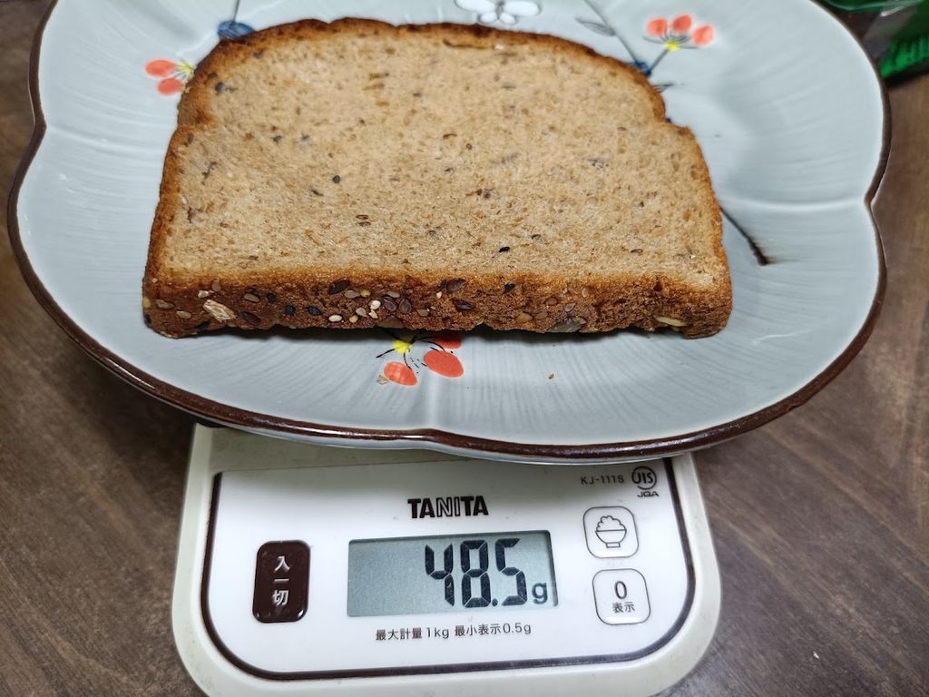 有機食パン1枚をTANITAのスケールで計量(48.5g)