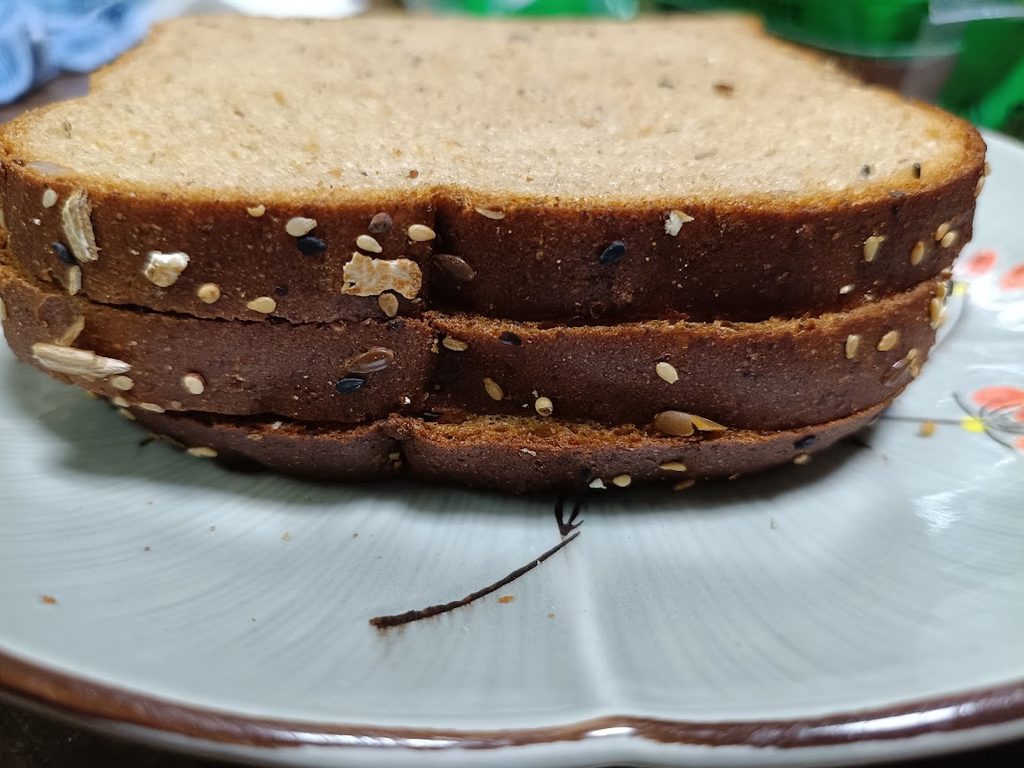 3枚重ねた有機食パンの厚み