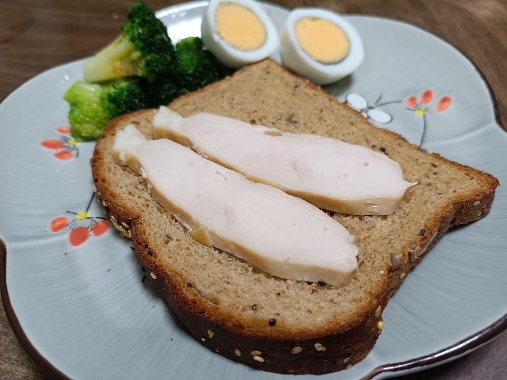 サラダチキンを乗せた有機食パンの朝食プレート