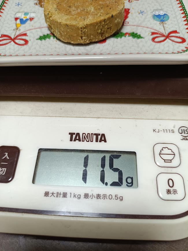 おから100%クッキー1枚をお皿ごとはかりに載せた様子(11.5g)